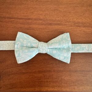 Blue/white floral Express bow tie